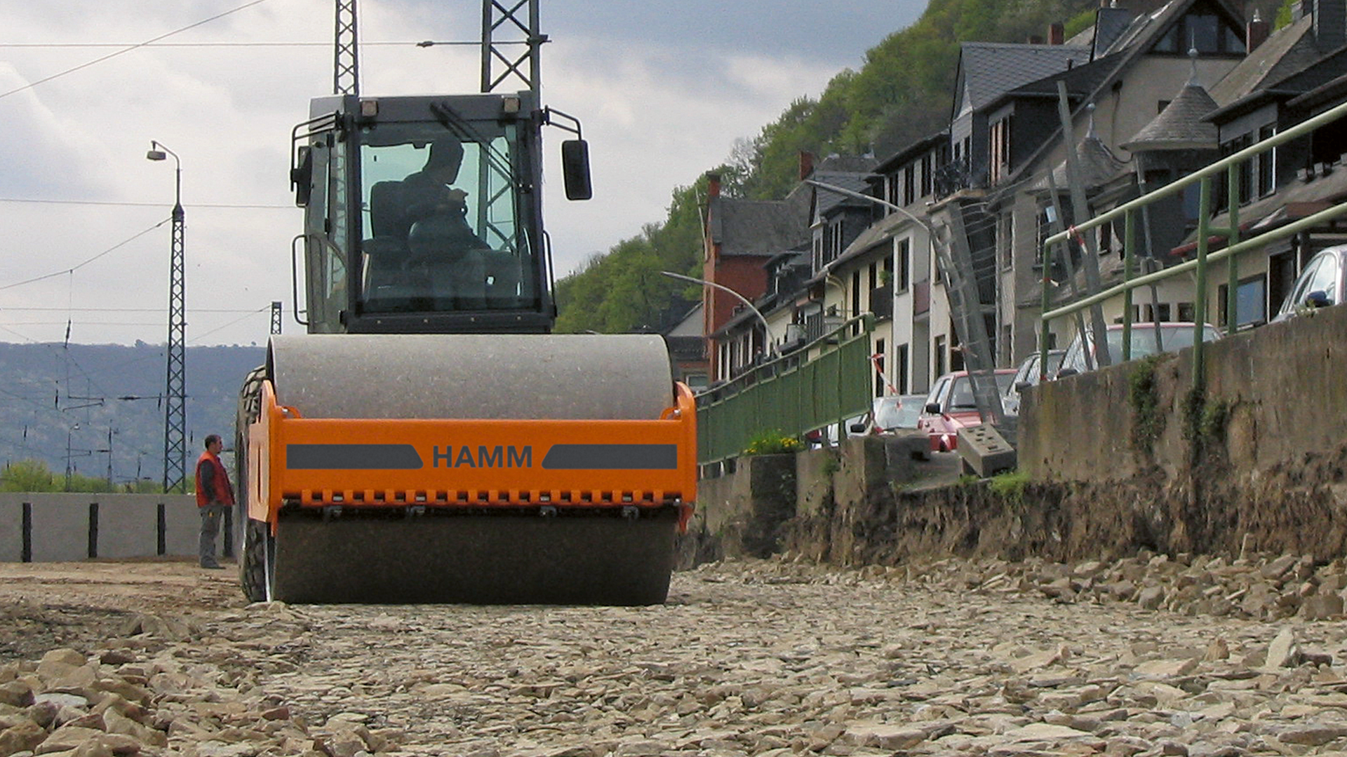 Bei der Verdichtung entscheiden Flächenleistung, präzise Lenkung und Verdichtungskraft über Qualität und Wirtschaftlichkeit.