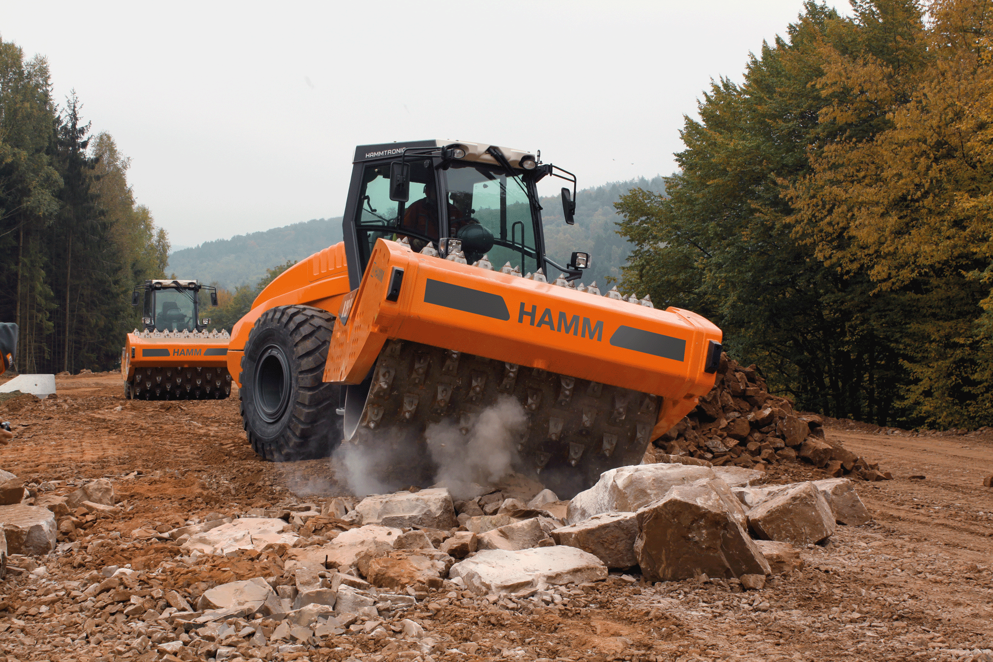 Compactors with a VC crusher drum carry out 2 tasks simultaneously and to the highest quality standards: they crush rock and compact it at the same time.