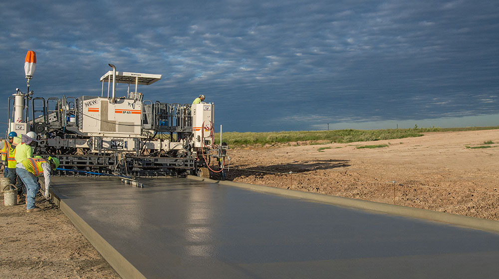 The rugged design of Wirtgen’s SP 124i/SP 124 and SP 124 Li/SP 124 L slipform pavers delivers consistently high performance in concrete paving and high-precision paving results, even in difficult site conditions.