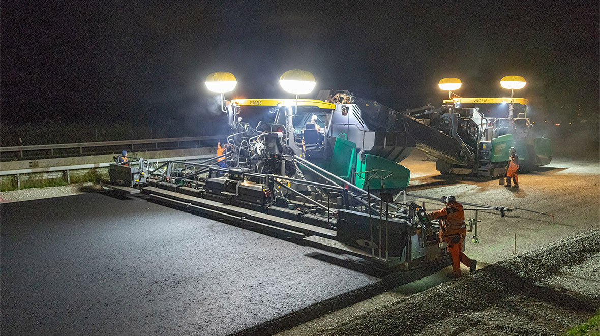 Operating in combination with the SB 350 Fixed-Width Screed, the SUPER 3000-3i paved both sides of the A96 near Munich without joints.