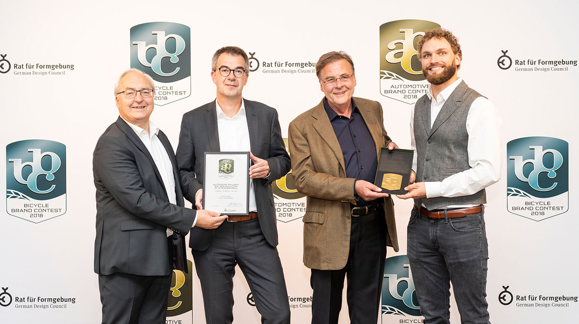 At the Automotive Brand Contest 2018 prize giving ceremony in Paris on 2 October during the “Mondial de l'Automobile” trade fair: Gottfried Beer, Dr. Axel Römer (both HAMM), Ulrich Ewringmann, Julius Renz (both Dialogform).