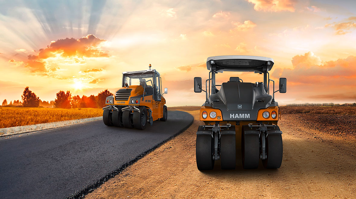 The HP series rollers from HAMM are suitable for earthwork and asphalt paving construction. The HP 280i model (85 kW, Tier 4final, left in the picture) is already available. The power is provided by a 4-cylinder DEUTZ diesel engine.