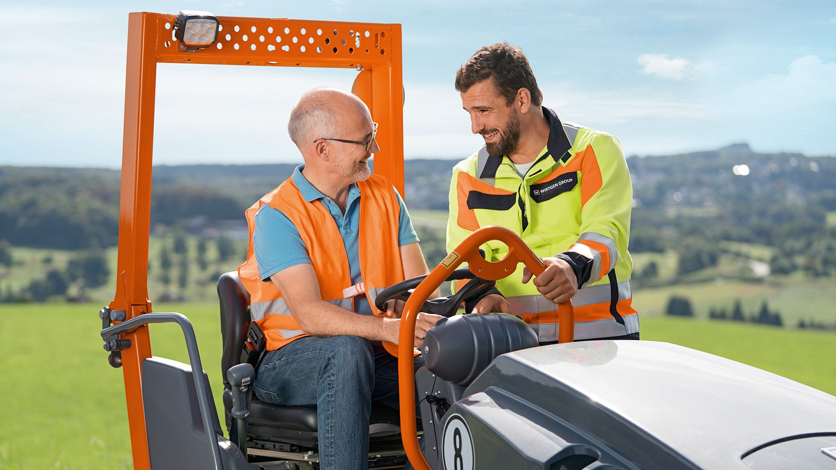 Mechanic in conversation with a Hamm roller customer