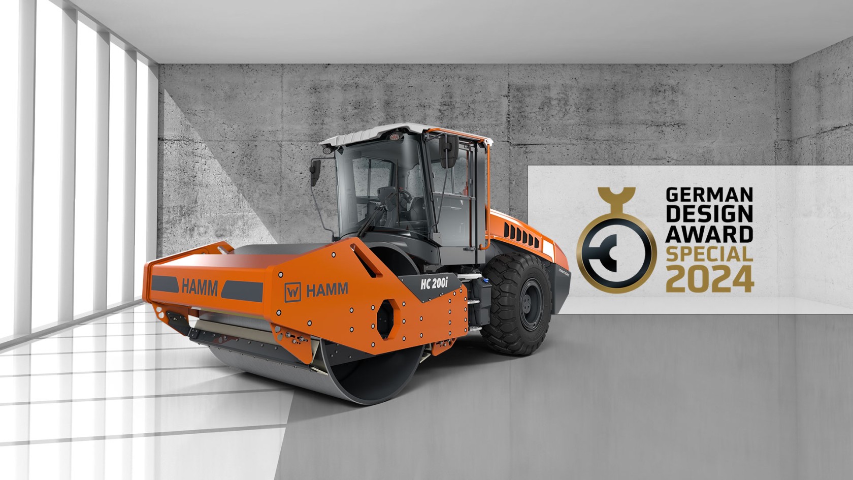 HC 200i roller in space with concrete background, right German Design Award Special 2024 logo