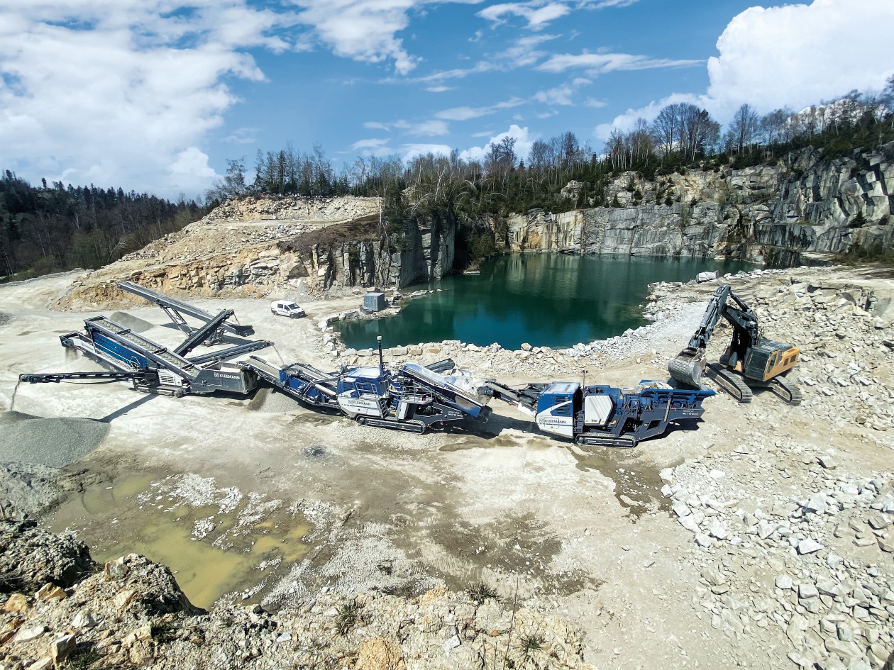 Ein KLEEMANN-Anlagenzug im Steinbruch vor einem See