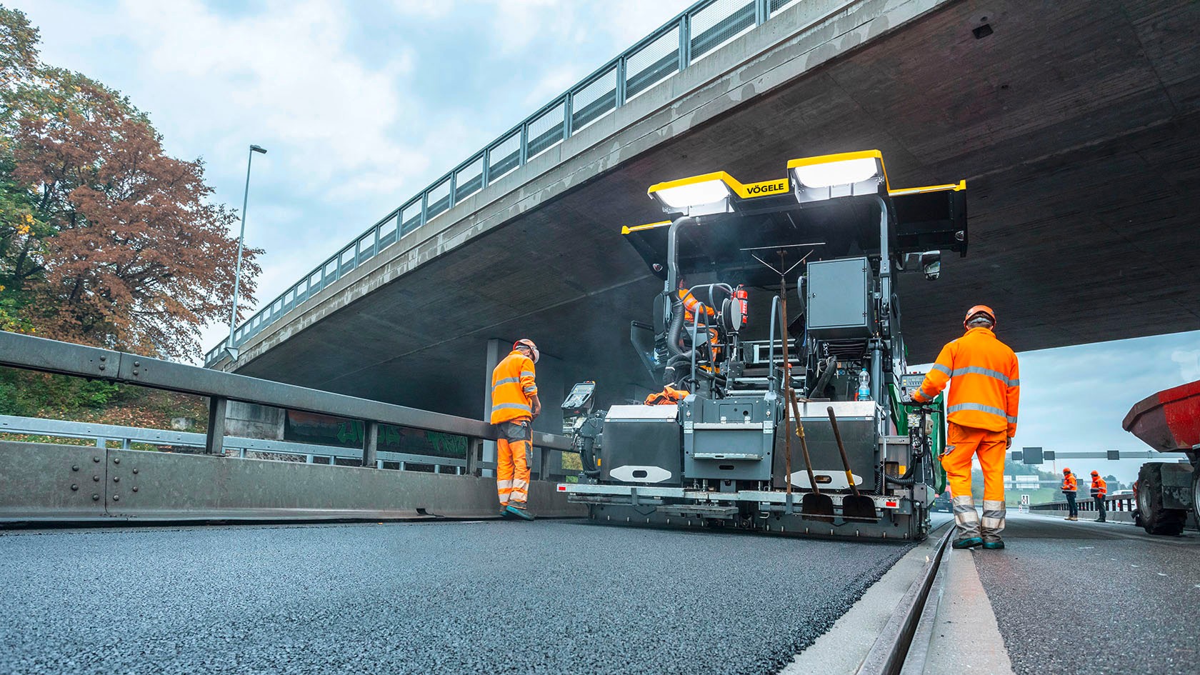 Uma pavimentadora da série 5 pavimenta uma faixa de rodagem em uma ponte