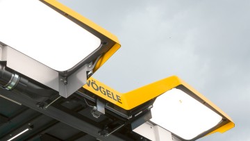 Gros plan sur des projecteurs LED supplémentaires dans la rallonge de toit