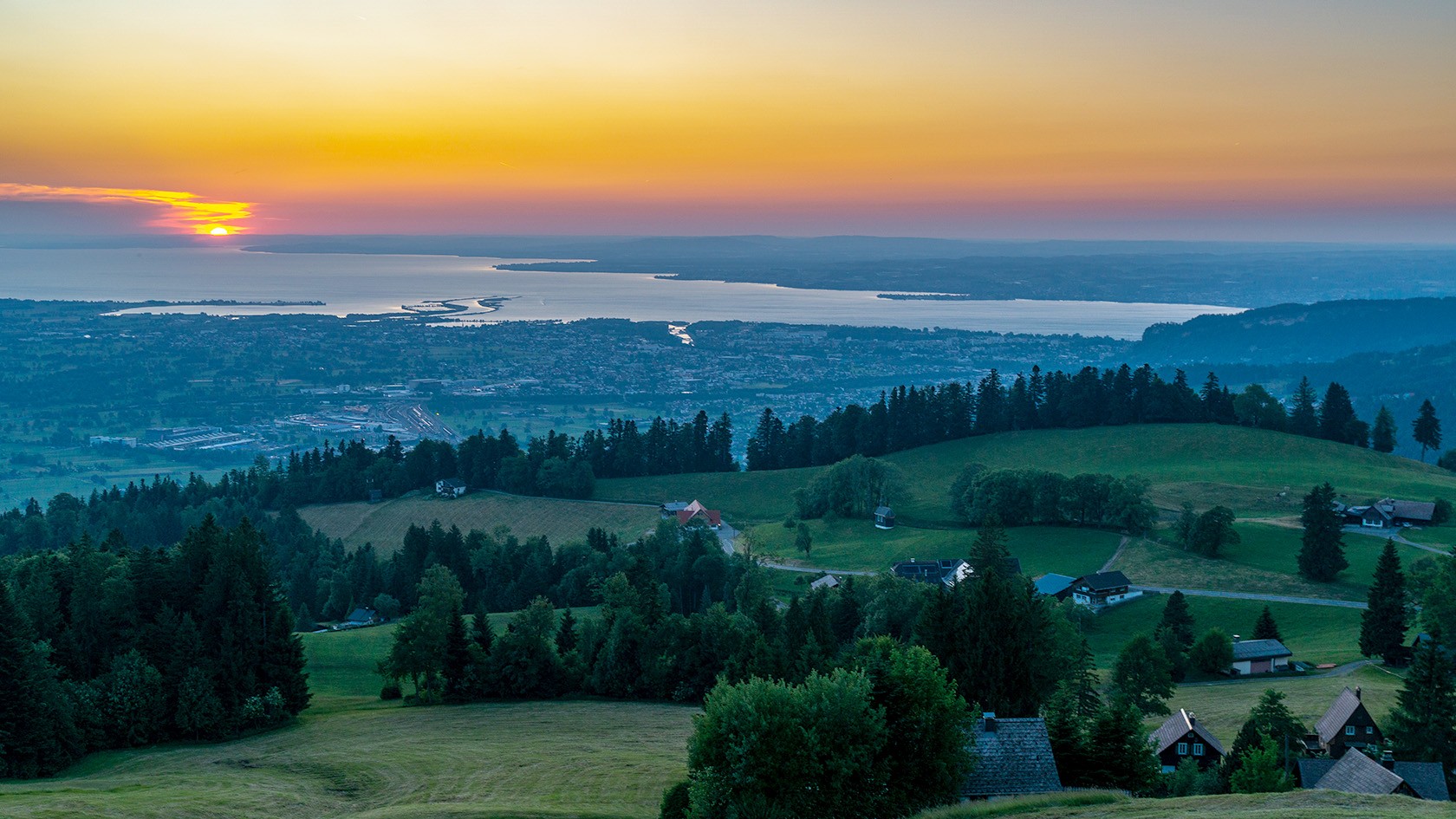 Vue depuis le site de la société Hilti & Jehle GmbH sur la vallée du Rhin et le lac de Constance.